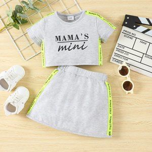 Baby Girl Letter Graphic Cropped Tee and Skirt Set